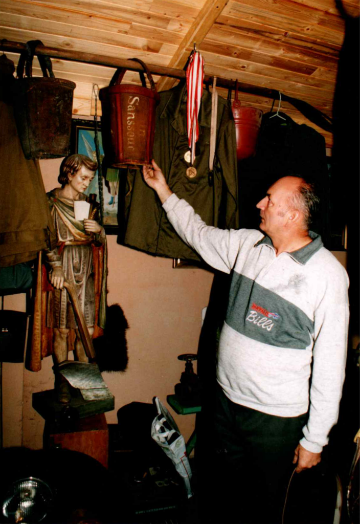 W.Syrnicki w swoim domowy muzeum pożarnictwa