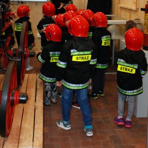 dzieci w strojach strażackich
